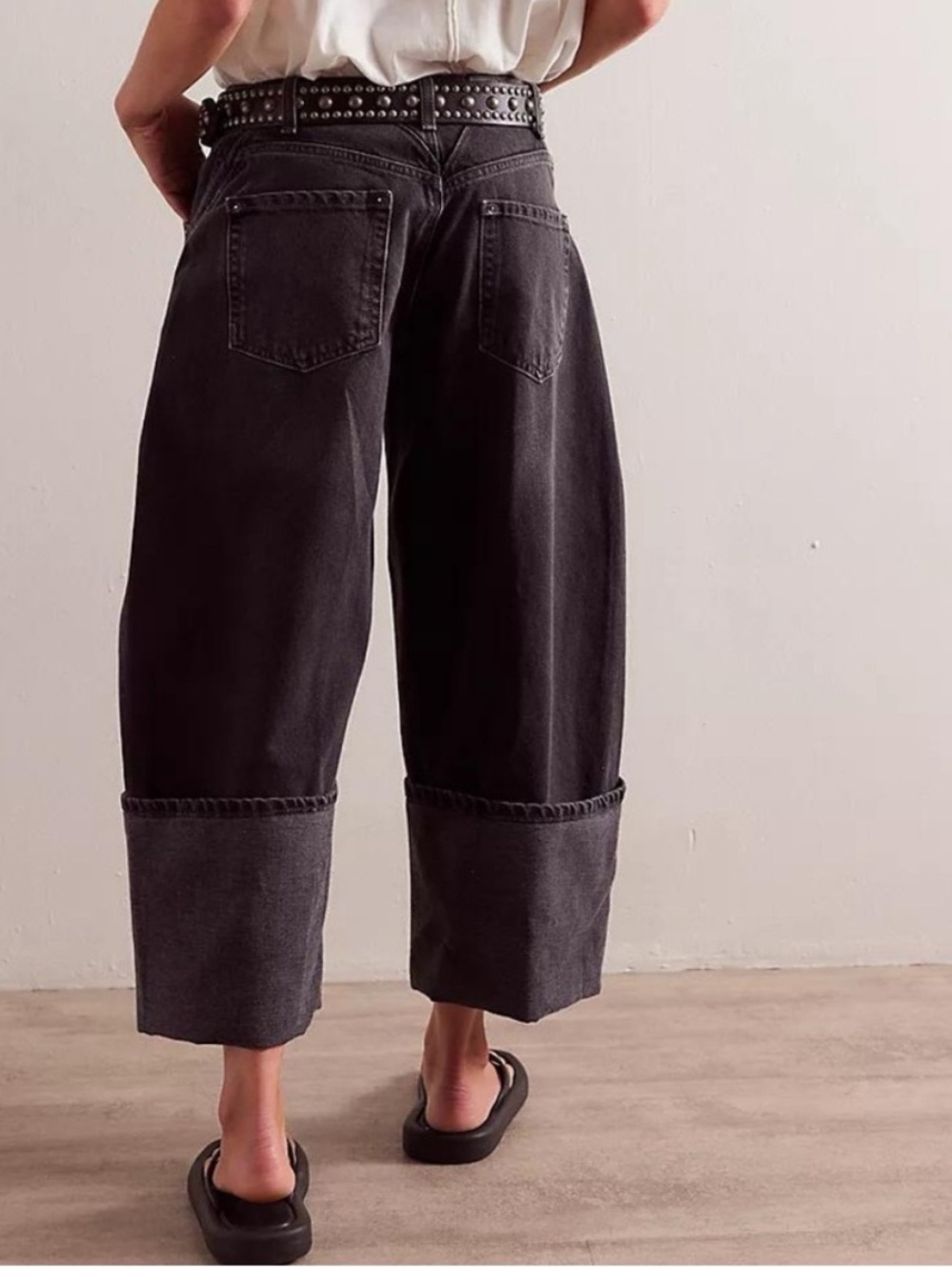WE THE FREE Olsen Cuffed Cropped Barrel Jeans in Black Wash size 26 - Picture 4 of 14